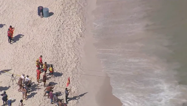 Helicóptero faz um pouso forçado no mar por Reprodução/TV Globo