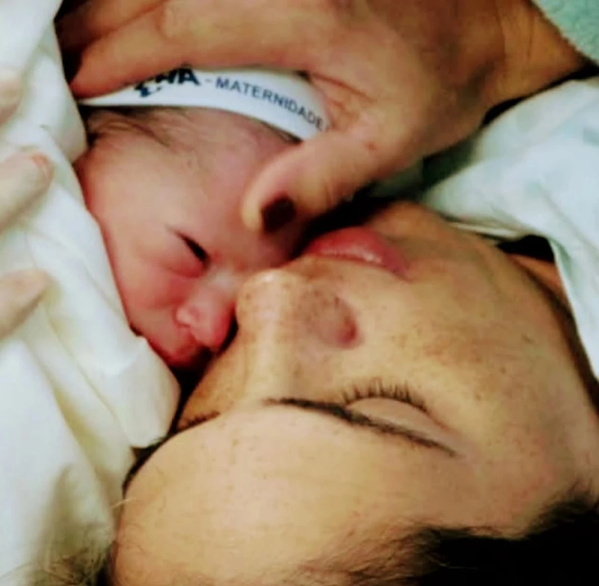 Lá perto das 42 semanas, precisamos cortar a barriga e meu filho nasceu