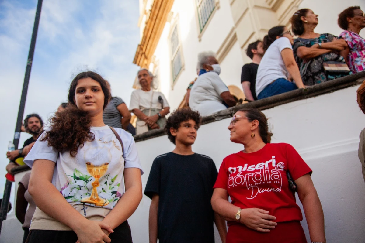 Maitê Caetano, Ícaro Caetano e Ingrid Caetano esperavam pelo início da procissão por Sora Maia/CORREIO