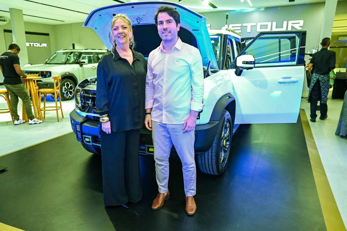 Renata Gonzalez e Diego Fraiz, à frente da concessionária.