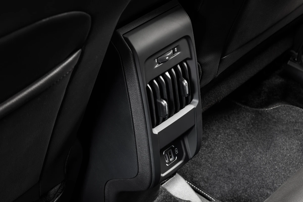 SUV ganhou uma inédita saída traseira de ar na linha 2027 por Divulgação 