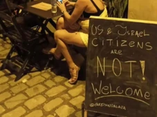 Imagem - Bar é multado por colocar placa informando que americanos e israelenses não são bem-vindos