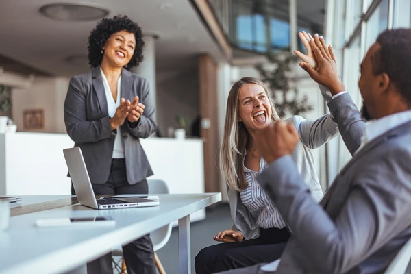A felicidade autêntica é consequência de um ambiente que funciona, não uma meta de marketing