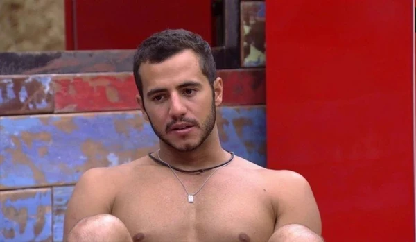 Álvaro e EX-BBB Matheus Lisboa aparecem aos beijos durante festa por Reprodução/Redes Sociais 