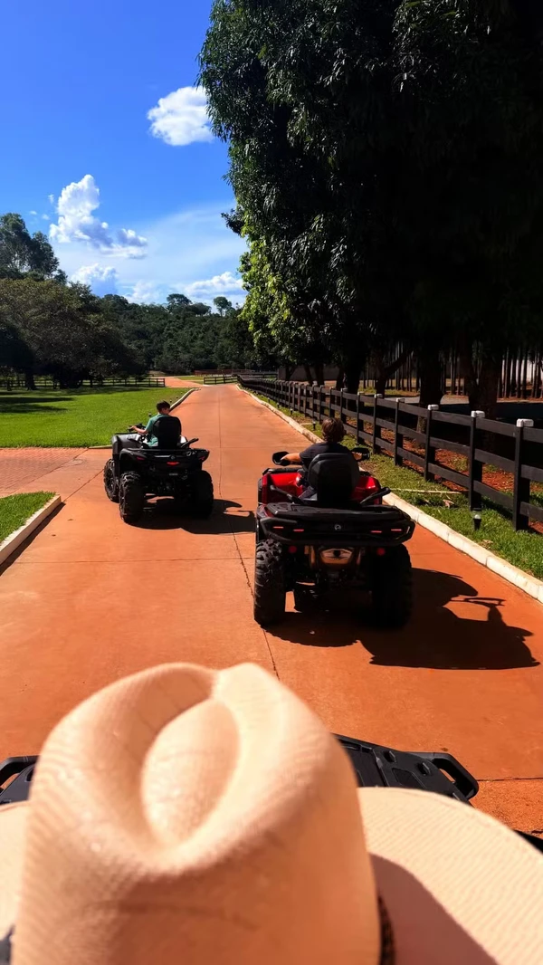 De buggy, filhos de Gusttavo Lima caçam ovos de Páscoa em fazenda de R$ 50 milhões por Reprodução/Redes Sociais 