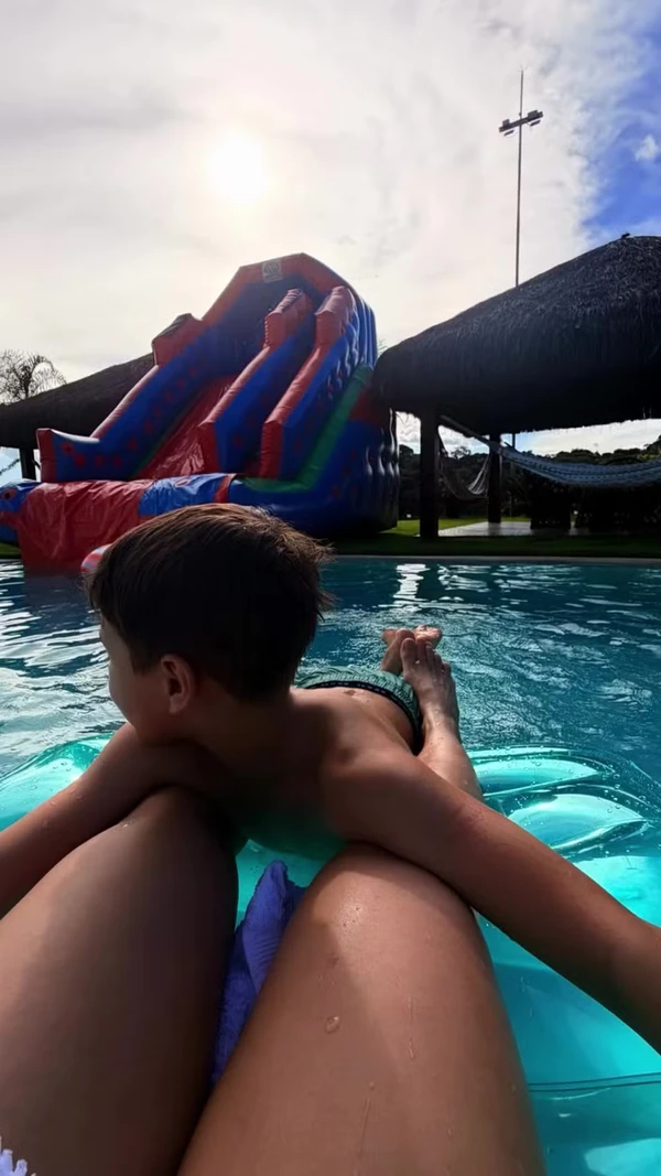 De buggy, filhos de Gusttavo Lima caçam ovos de Páscoa em fazenda de R$ 50 milhões por Reprodução/Redes Sociais 