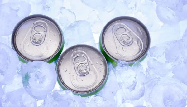 Gelo, sal e álcool: Mistura com gelo, sal grosso e álcool cria um ambiente mais frio e pode gelar a cerveja em cerca de cinco minutos por Reprodução