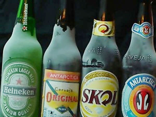 Rotação na água com gelo: Girar a lata ou garrafa na água com gelo aumenta o contato com o frio e agiliza o processo por Reprodução