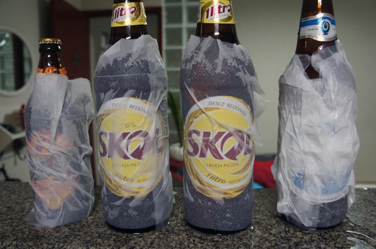 Papel-toalha úmido no freezer: envolver a cerveja com papel molhado faz a bebida gelar mais rápido no congelador por Reprodução