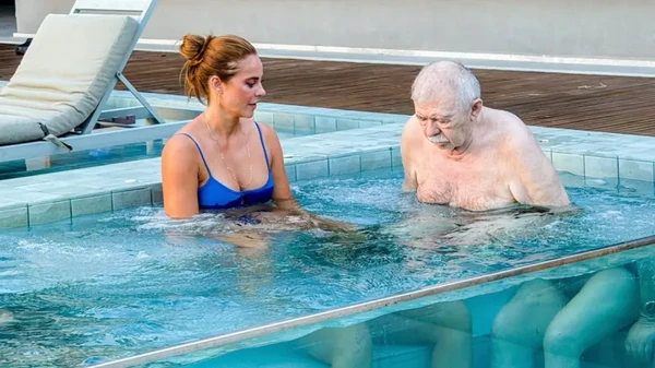 Paolla Oliveira curte feriado com pai, que tem doença rara, e familiares 