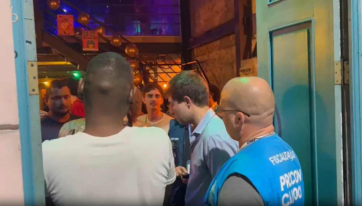 Procon multa bar por colocar placa informando que americanos e israelenses não são bem-vindos por Reprodução