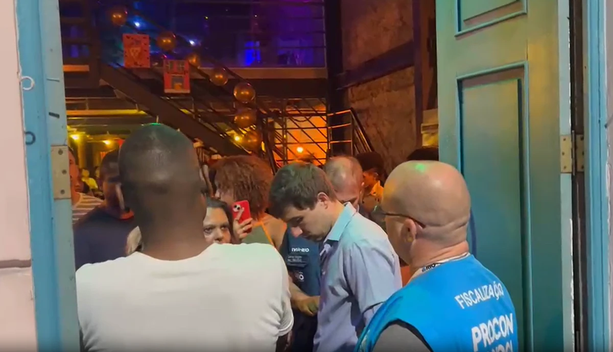 Procon multa bar por colocar placa informando que americanos e israelenses não são bem-vindos por Reprodução