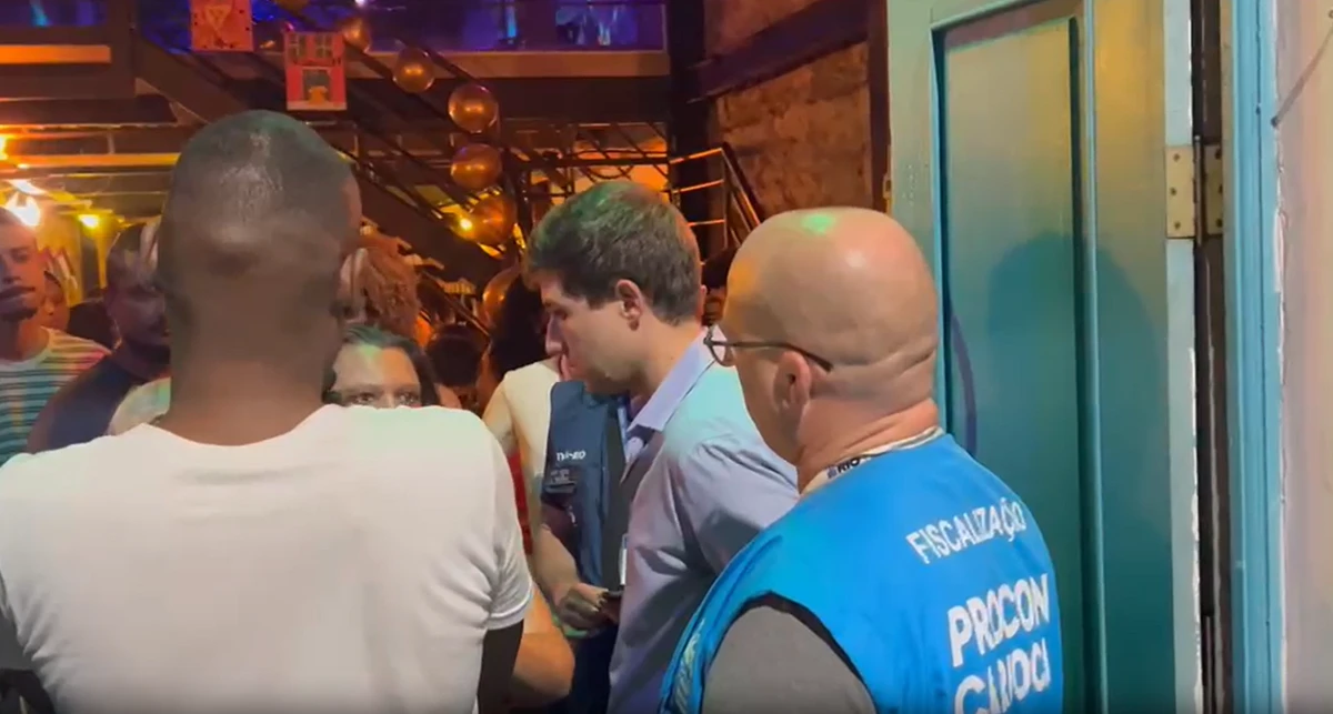 Procon multa bar por colocar placa informando que americanos e israelenses não são bem-vindos por Reprodução