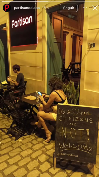 Procon multa bar por colocar placa informando que americanos e israelenses não são bem-vindos por Reprodução