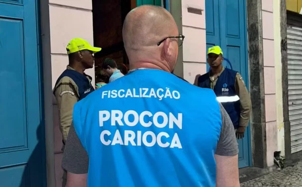 Procon multa bar por colocar placa informando que americanos e israelenses não são bem-vindos por Reprodução