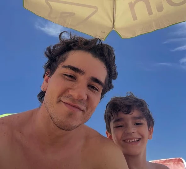 João Fernandes com o filho Nicolas por Reprodução
