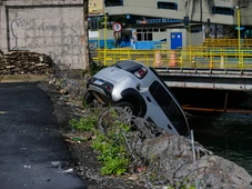 Imagem - Carro fica pendurado em área de carga e descarga da Feira de São Joaquim