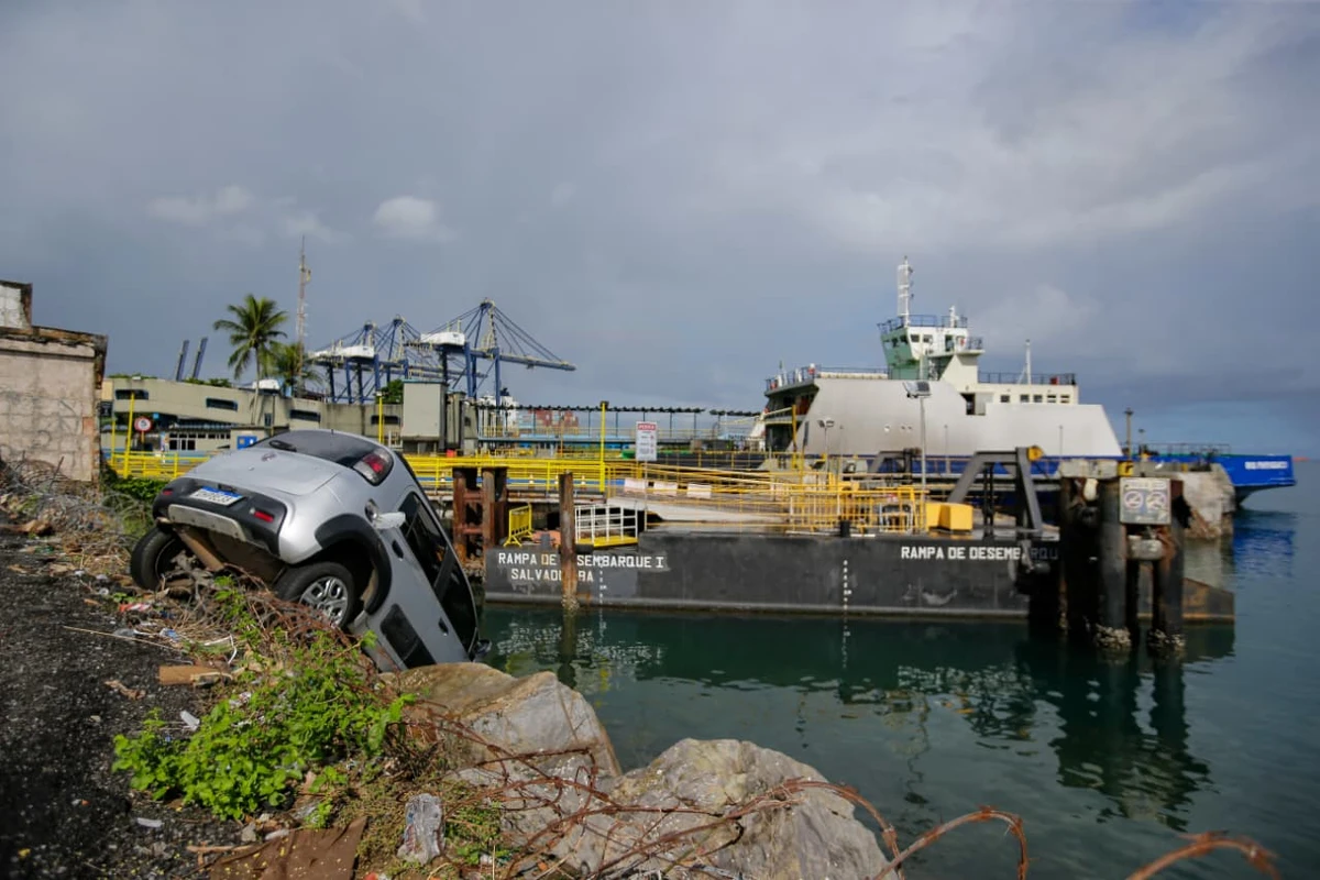 Carro fica pendurado em área de carga e descarga em Salvador por Arisson Marinho/CORREIO
