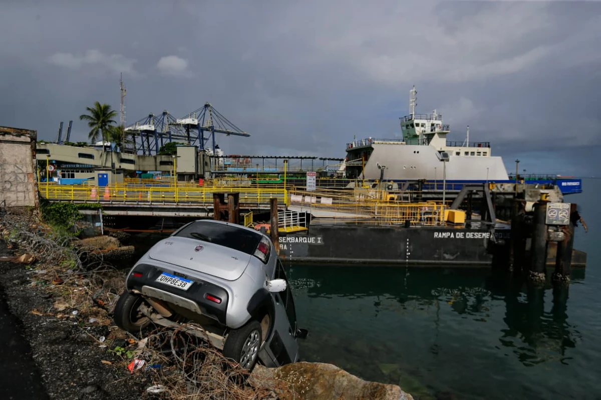 Carro fica pendurado em área de carga e descarga em Salvador por Arisson Marinho/CORREIO
