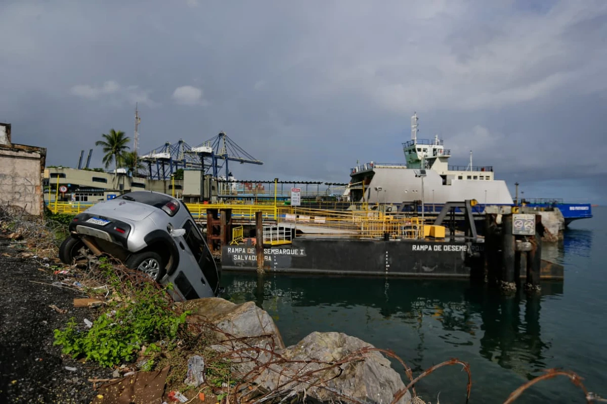 Carro fica pendurado em área de carga e descarga em Salvador por Arisson Marinho/CORREIO