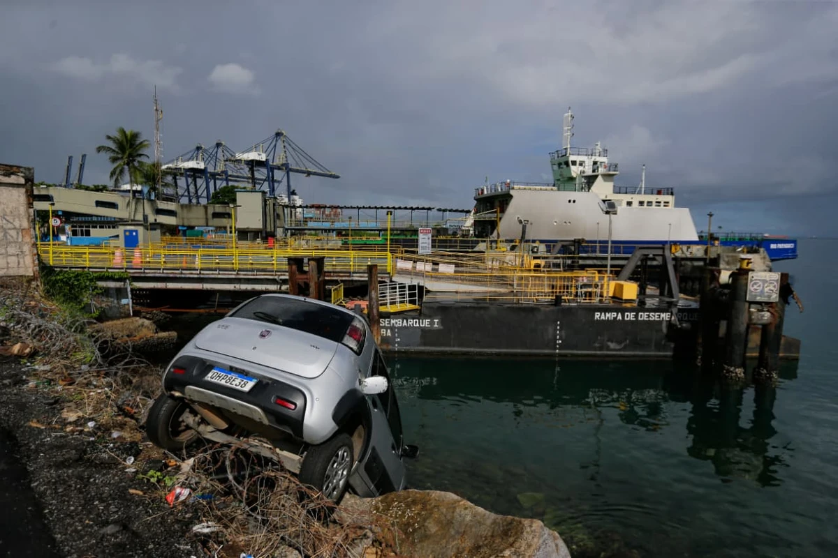 Carro fica pendurado em área de carga e descarga em Salvador por Arisson Marinho/CORREIO