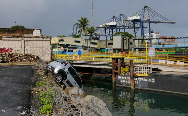 Carro fica pendurado em área de carga e descarga em Salvador por Arisson Marinho/CORREIO