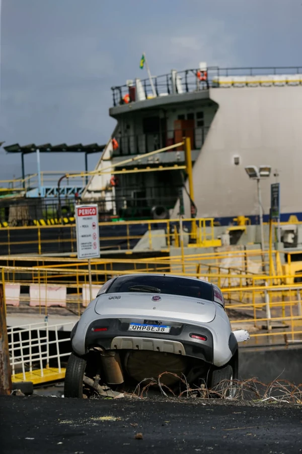 Carro fica pendurado em área de carga e descarga em Salvador por Arisson Marinho/CORREIO