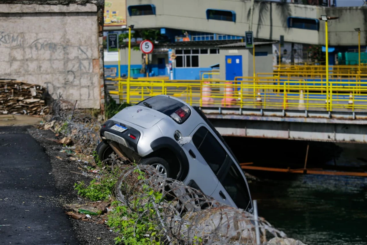 Carro fica pendurado em área de carga e descarga em Salvador por Arisson Marinho/CORREIO