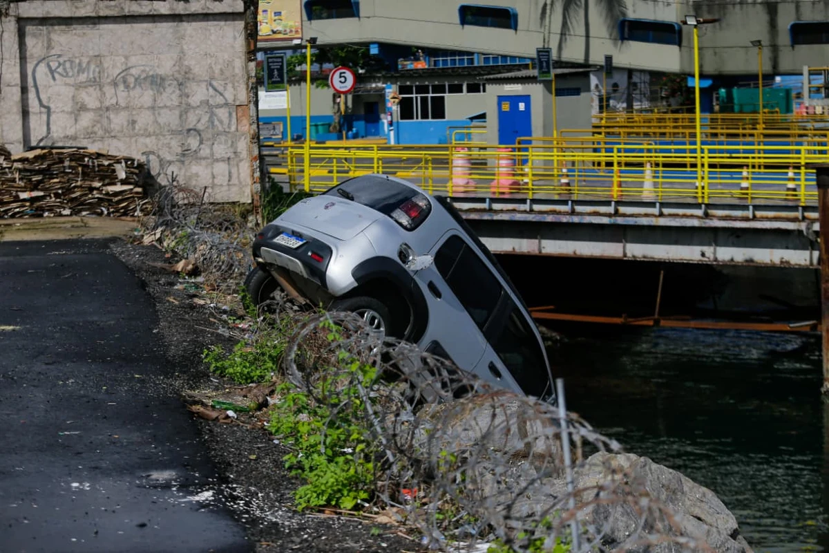 Carro fica pendurado em área de carga e descarga em Salvador por Arisson Marinho/CORREIO