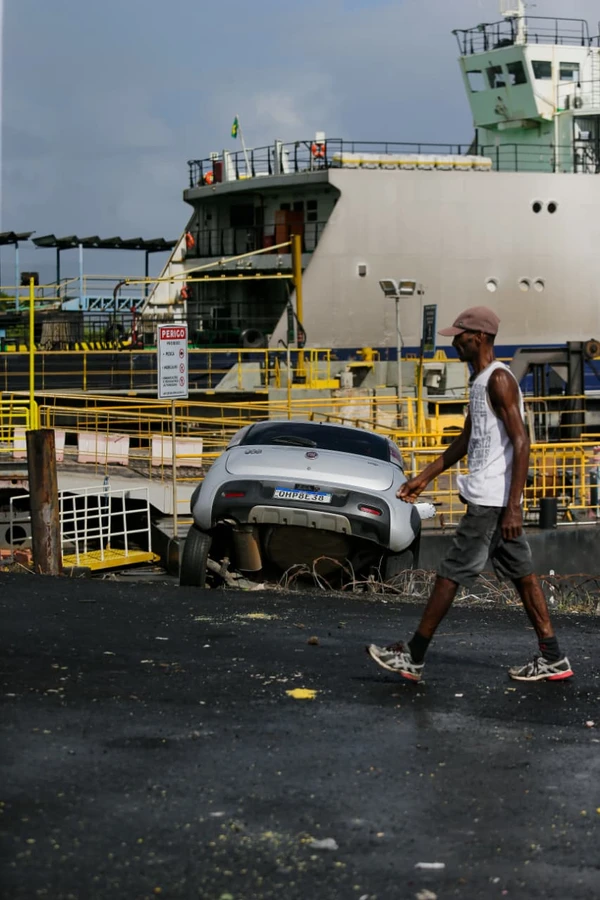 Carro fica pendurado em área de carga e descarga em Salvador por Arisson Marinho/CORREIO