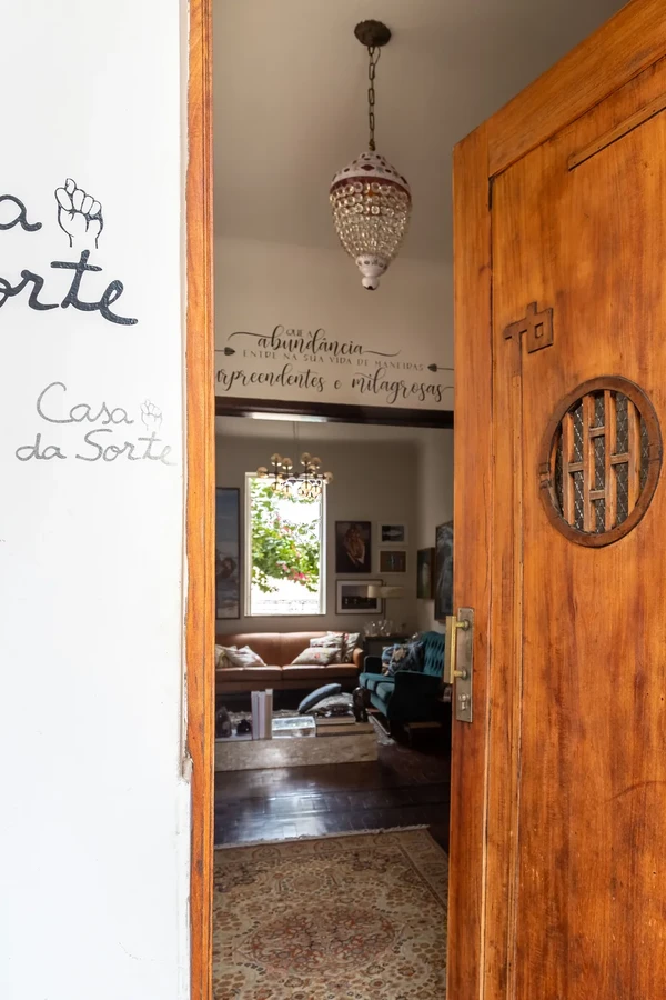 Casa da jornalista Rita Batista na Bahia é cheia de arte brasileira por Divulgação/Gabriela Daltro/Editora Globo