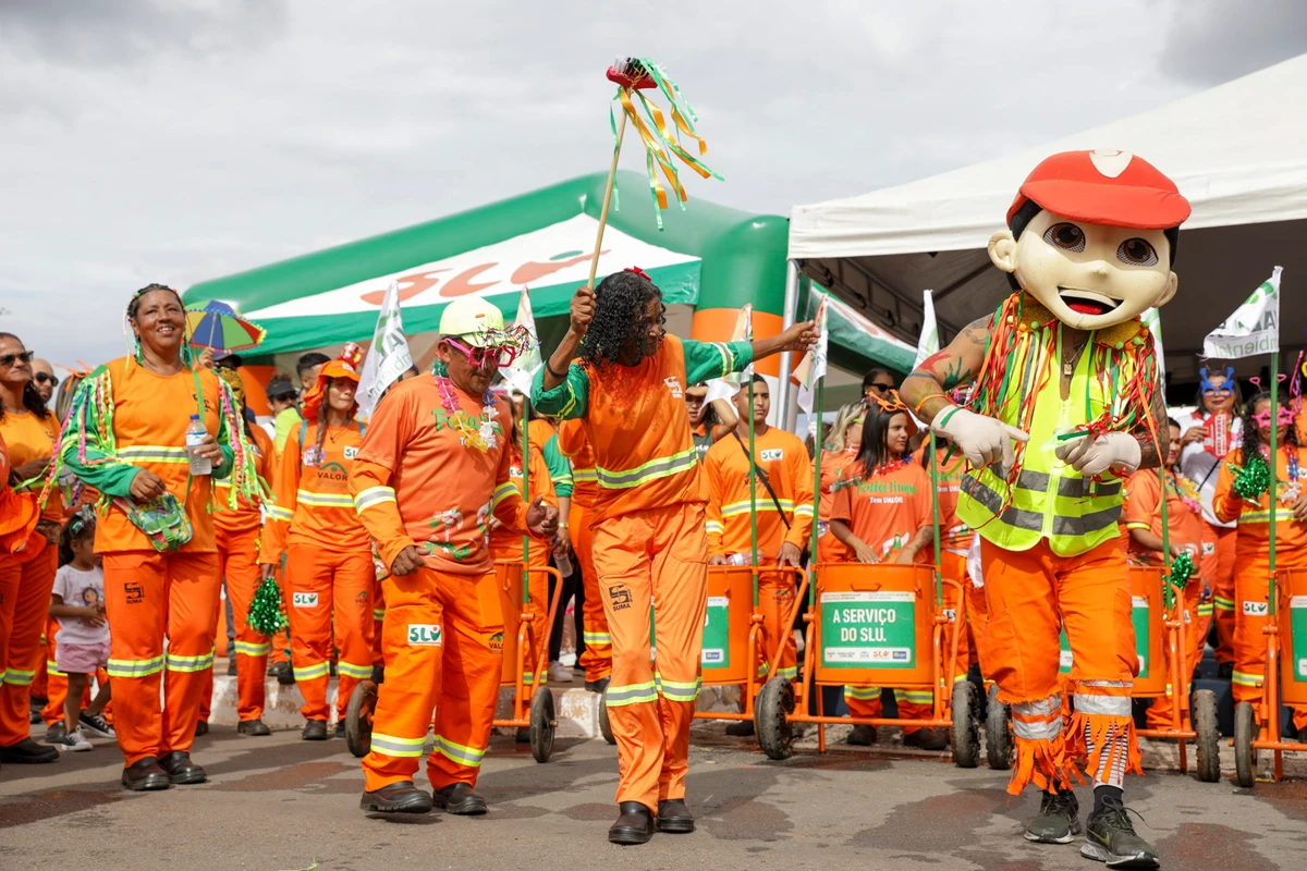 Cerca de 60 garis participaram, neste sábado (1º/3), do desfile do Bloco Vassourinhas de Brasília: um dia de festa e de reconhecimento pela importância do trabalho de limpeza urbana 