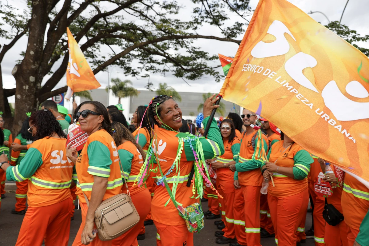 desfile do Bloco Vassourinhas de Brasília: um dia de festa e de reconhecimento pela importância do trabalho de limpeza urbana | Fotos: Geovana Albuquerque/Agência Brasília por Fotos: Geovana Albuquerque/Agência Brasília