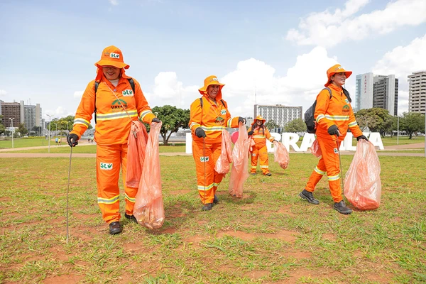 O setor de catação e varrição é o que mais mobiliza pessoal, com efetivo que ultrapassa o número de 2,5 mil funcionários | Fotos: Geovana Albuquerque/Agência Brasília por Fotos: Geovana Albuquerque/Agência Brasília