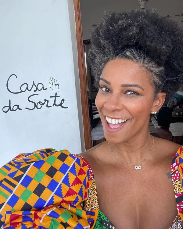 Rita Batista chama o sobrado onde mora de 'Casa da sorte' por Reprodução/Redes Sociais 