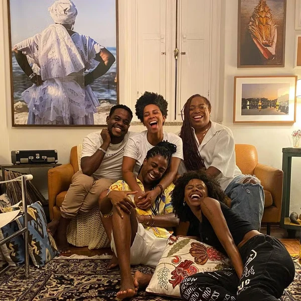 Rita Batista com amigos em sua casa em Salvador por Reprodução/Redes Sociais 