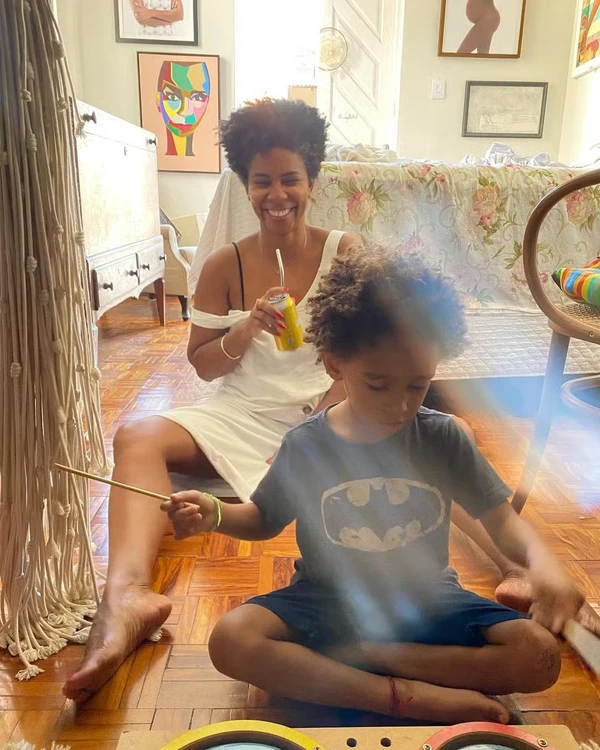 Rita Batista com o filho, Martim, em sua casa em Salvador por Reprodução/Redes Sociais 