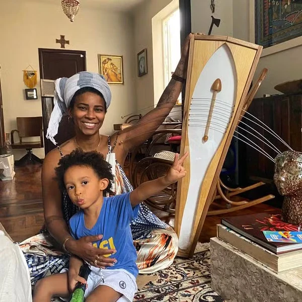 Rita Batista com o filho, Martim, em sua casa em Salvador por Reprodução/Redes Sociais 