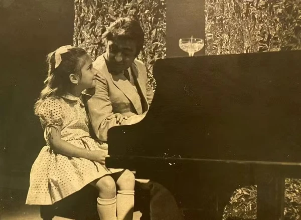 Sandra Annenberg tinha 6 anos quando atuou em teleteatro da TV Cultura ao lado de Luís Gustavo por Arquivo pessoal