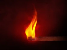 Imagem - Mulher é presa por incendiar veículo e depredar salão por ciúmes do ex-companheiro no interior da Bahia