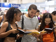 Imagem - Prefeitura vai dar vale-livro de R$ 40 para alunos da rede municipal que vão à Bienal do Livro da Bahia