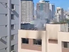 Imagem - Incêndio atinge prédio residencial no Costa Azul e deixa um ferido
