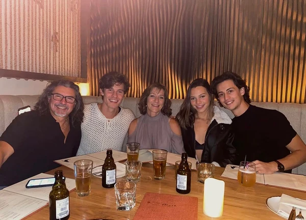 Aaliyah Mendes e família por Reprodução/ Instagram