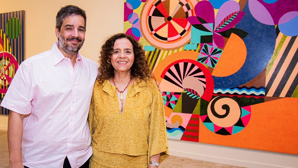 Beatriz Milhazes com o curador da exposição, Tiago Mesquita