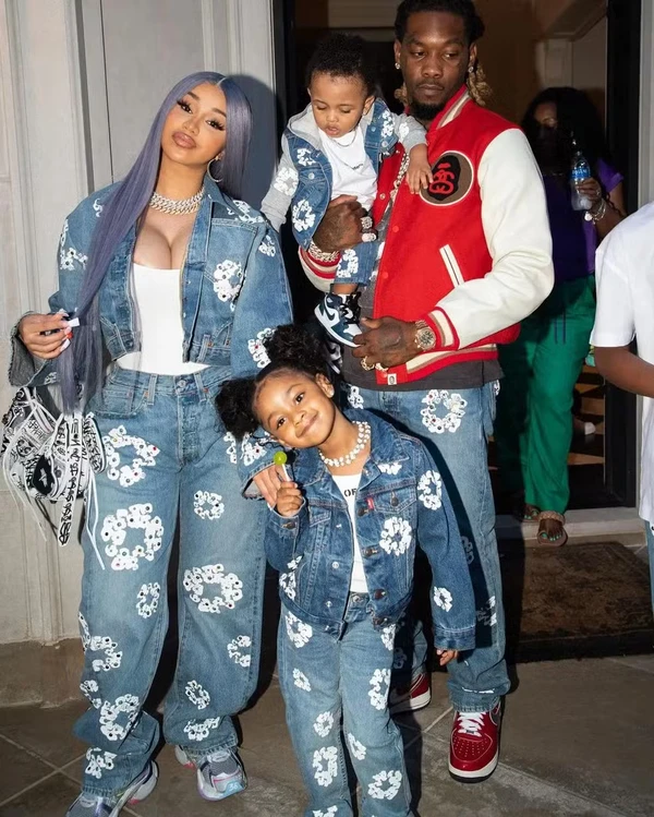 Cardi B e Offset com dois dos três filhos que tem juntos por Reprodução