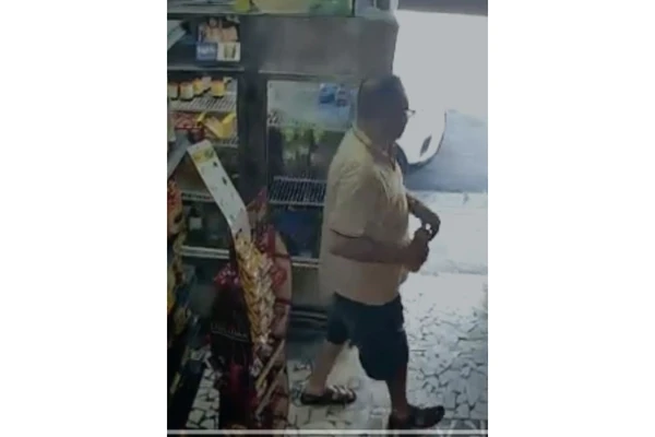 Imagens mostram homem bebendo em diferentes lugares por Reprodução