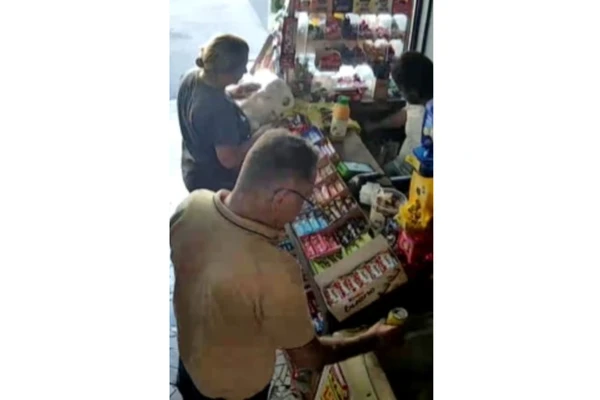 Imagens mostram homem bebendo em diferentes lugares por Reprodução