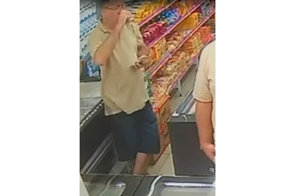 Imagens mostram homem bebendo em diferentes lugares por Reprodução