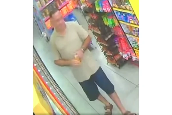 Imagens mostram homem bebendo em diferentes lugares por Reprodução