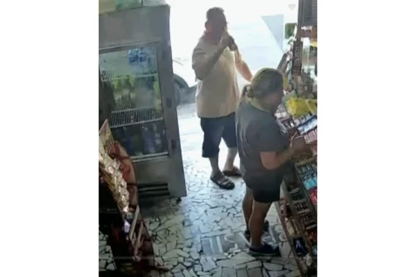 Imagens mostram homem bebendo em diferentes lugares por Reprodução